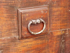Antico baule, credenza indiana con ruote, costruita in legno di teak massello, autentico fatto a mano. Con cassetti interni e cassetto esterno, apertura superiore. Databile 1961, stato di conservazione ottimo.  dimensioni 130 x 71 h. 97 cm