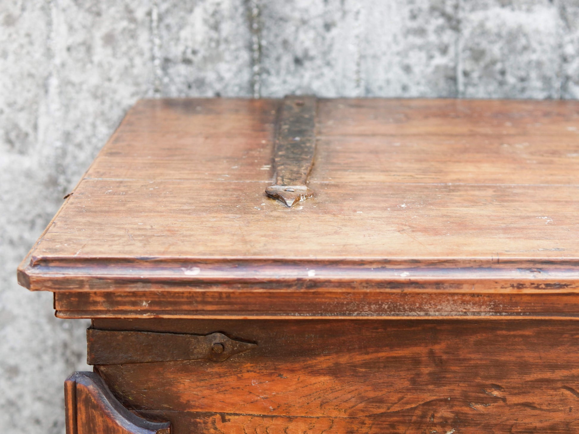 Antico baule, credenza indiana con ruote, costruita in legno di teak massello, autentico fatto a mano. Con cassetti interni e cassetto esterno, apertura superiore. Databile 1961, stato di conservazione ottimo.  dimensioni 130 x 71 h. 97 cm
