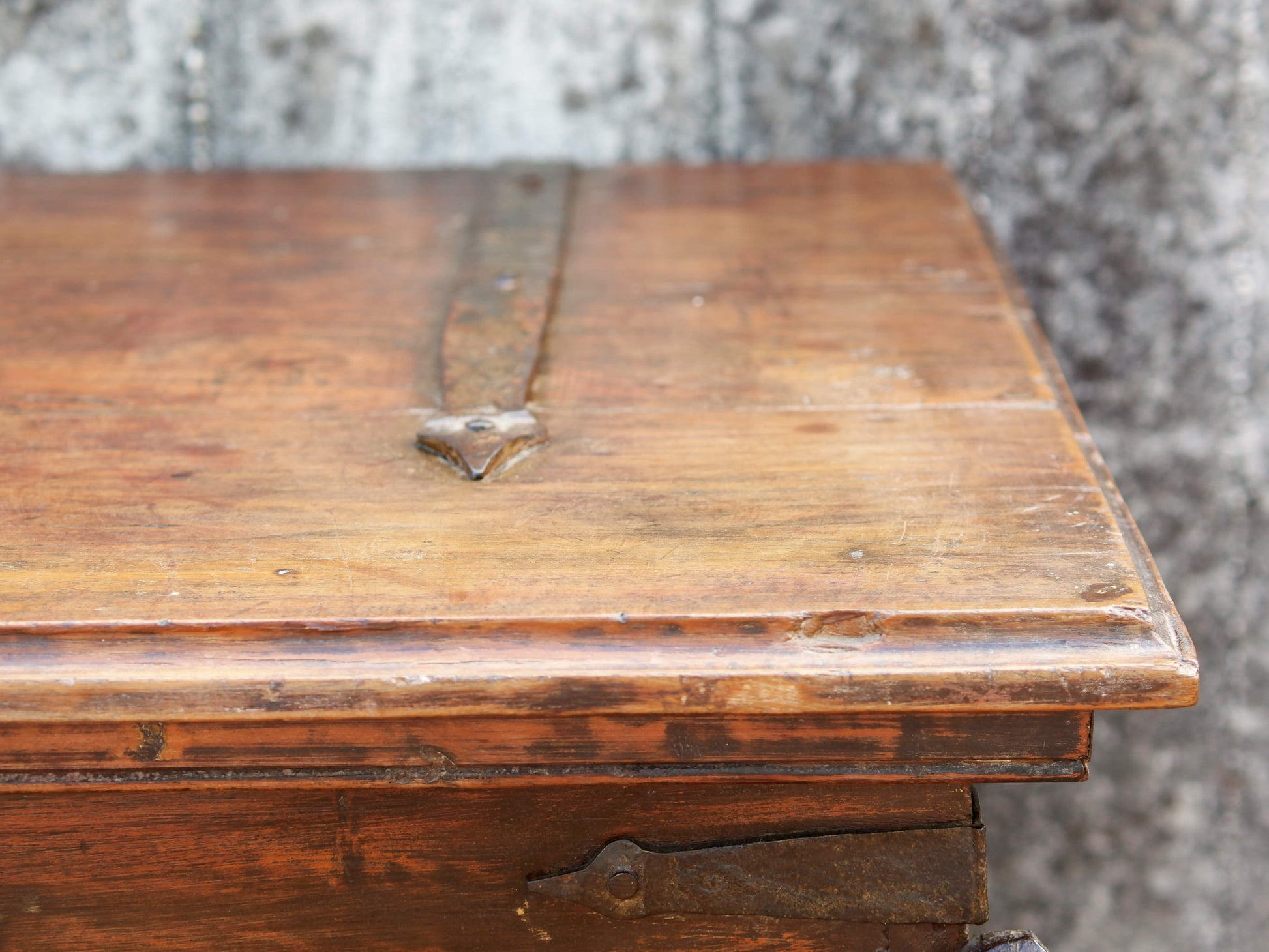 Antico baule, credenza indiana con ruote, costruita in legno di teak massello, autentico fatto a mano. Con cassetti interni e cassetto esterno, apertura superiore. Databile 1961, stato di conservazione ottimo.  dimensioni 130 x 71 h. 97 cm