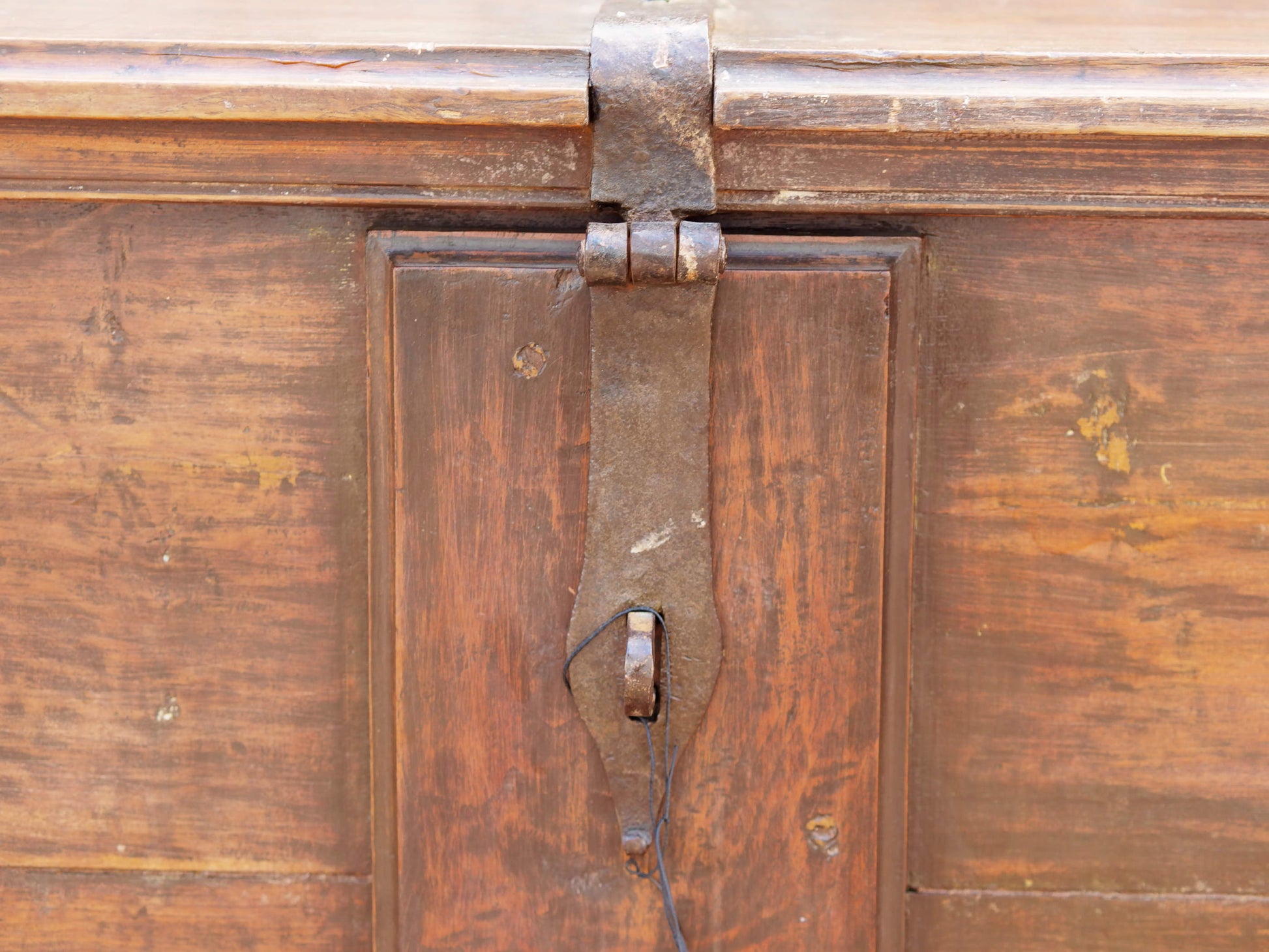 Antico baule, credenza indiana con ruote, costruita in legno di teak massello, autentico fatto a mano. Con cassetti interni e cassetto esterno, apertura superiore. Databile 1961, stato di conservazione ottimo.  dimensioni 130 x 71 h. 97 cm