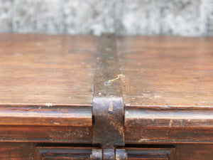Antico baule, credenza indiana con ruote, costruita in legno di teak massello, autentico fatto a mano. Con cassetti interni e cassetto esterno, apertura superiore. Databile 1961, stato di conservazione ottimo.  dimensioni 130 x 71 h. 97 cm