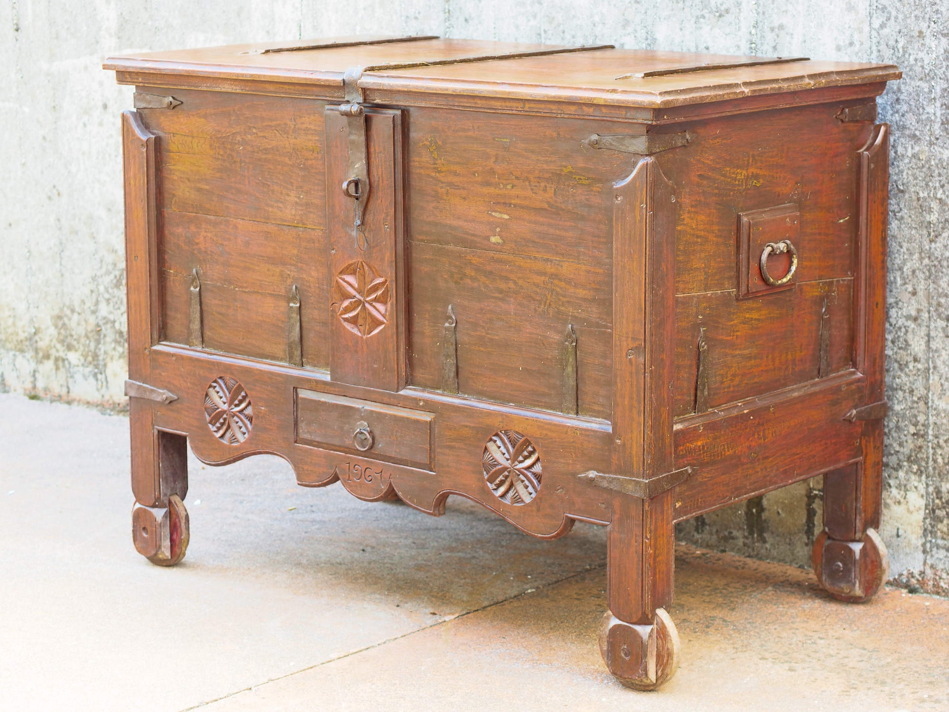 Antico baule, credenza indiana con ruote, costruita in legno di teak massello, autentico fatto a mano. Con cassetti interni e cassetto esterno, apertura superiore. Databile 1961, stato di conservazione ottimo.  dimensioni 130 x 71 h. 97 cm