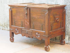 Antico baule, credenza indiana con ruote, costruita in legno di teak massello, autentico fatto a mano. Con cassetti interni e cassetto esterno, apertura superiore. Databile 1961, stato di conservazione ottimo.  dimensioni 130 x 71 h. 97 cm