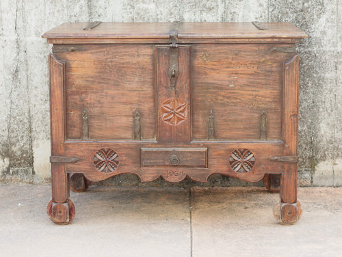 Antico baule, credenza indiana con ruote, costruita in legno di teak massello, autentico fatto a mano. Con cassetti interni e cassetto esterno, apertura superiore. Databile 1961, stato di conservazione ottimo.  dimensioni 130 x 71 h. 97 cm