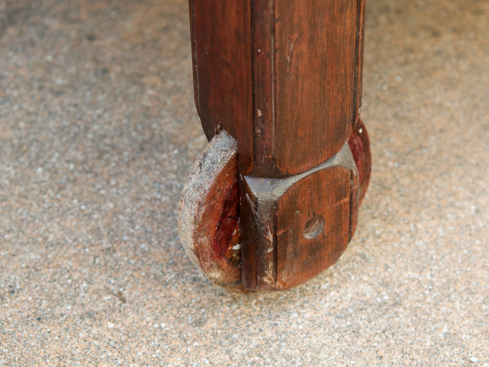 Antico baule, credenza indiana con ruote, costruita in legno di teak massello, autentico fatto a mano. Con cassetti interni e cassetto esterno, apertura superiore. Databile 1961, stato di conservazione ottimo.  dimensioni 130 x 71 h. 97 cm