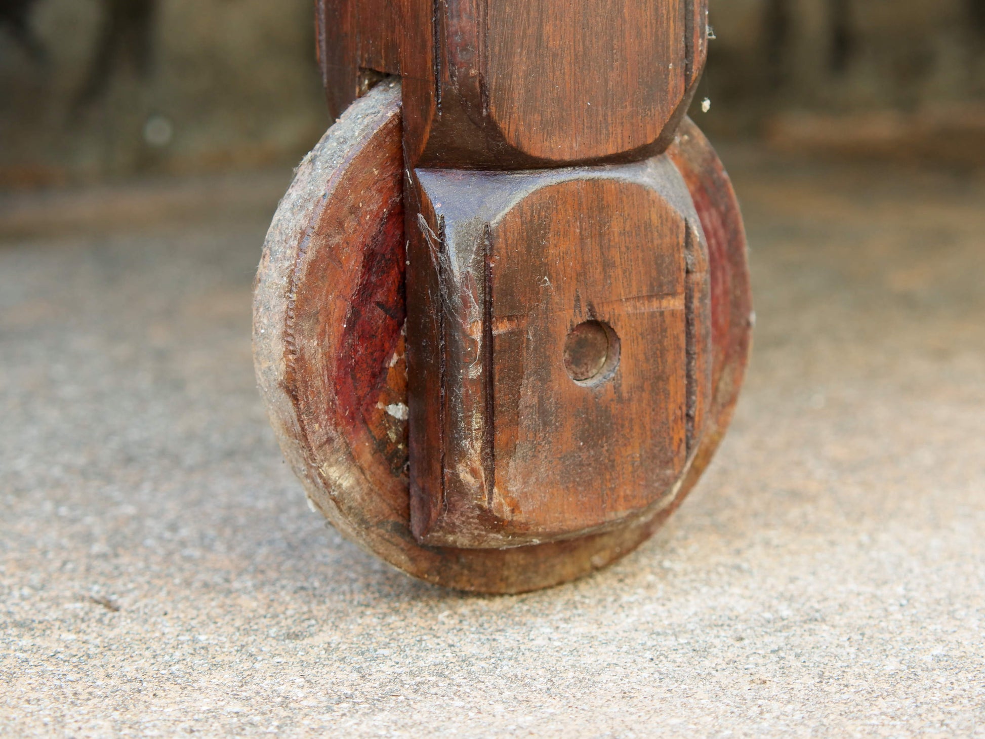 Antico baule, credenza indiana con ruote, costruita in legno di teak massello, autentico fatto a mano. Con cassetti interni e cassetto esterno, apertura superiore. Databile 1961, stato di conservazione ottimo.  dimensioni 130 x 71 h. 97 cm 