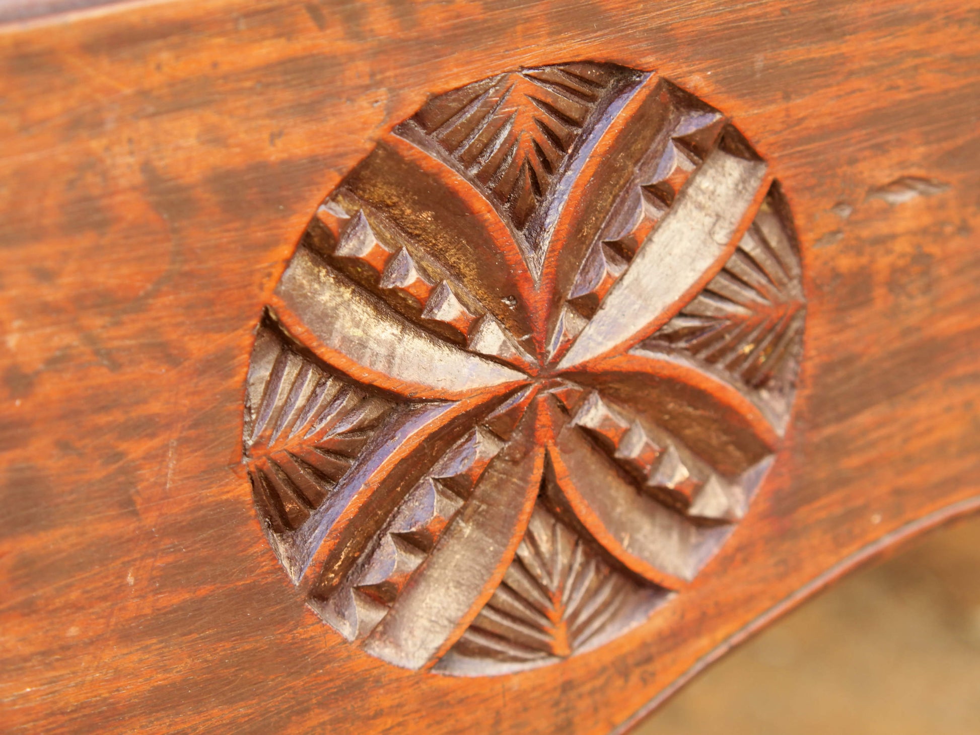 Antico baule, credenza indiana con ruote, costruita in legno di teak massello, autentico fatto a mano. Con cassetti interni e cassetto esterno, apertura superiore. Databile 1961, stato di conservazione ottimo.  dimensioni 130 x 71 h. 97 cm 