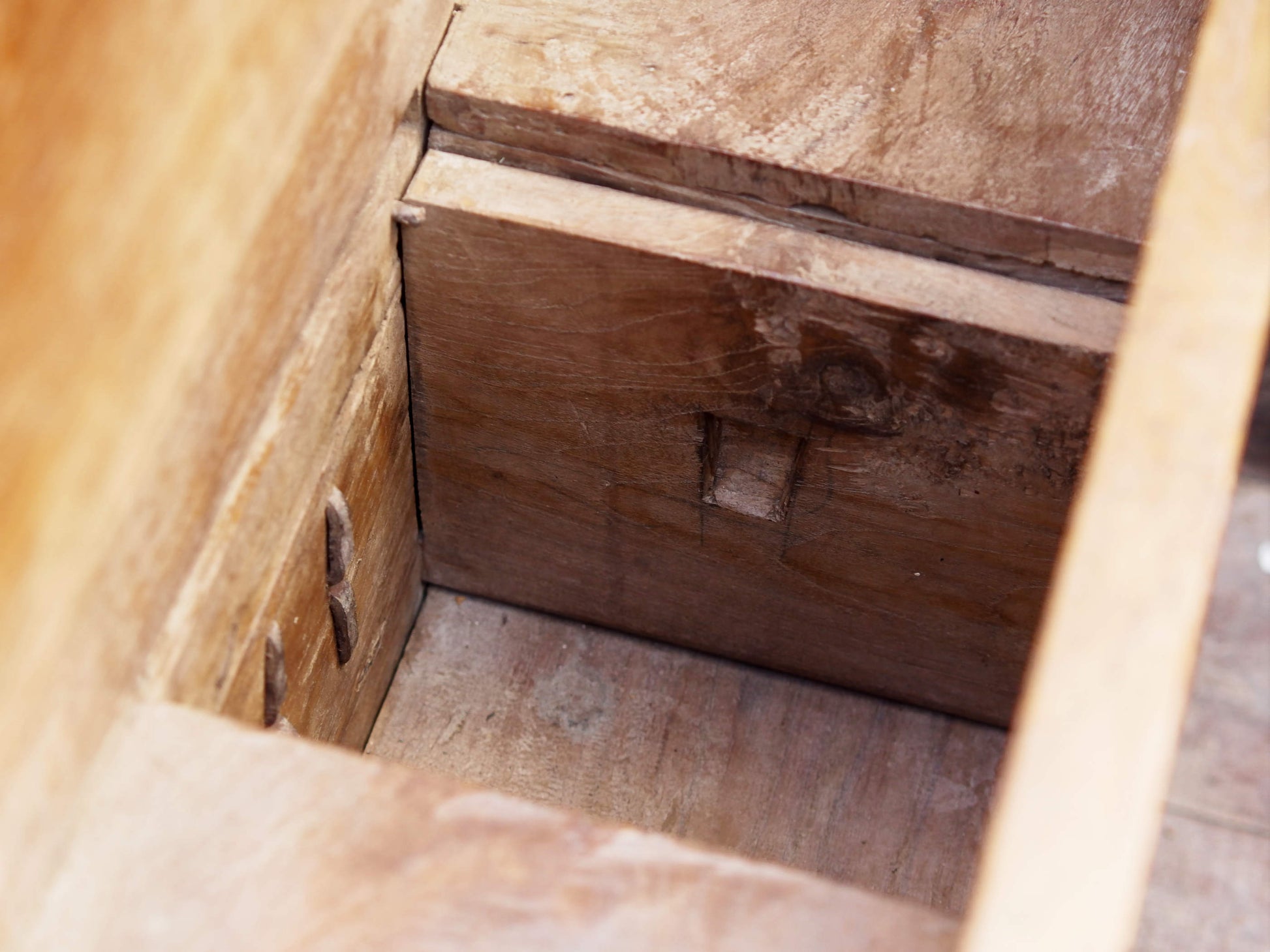 Antico baule, credenza indiana con ruote, costruita in legno di teak massello, autentico fatto a mano. Con cassetti interni e cassetto esterno, apertura superiore. Databile 1961, stato di conservazione ottimo.  dimensioni 130 x 71 h. 97 cm