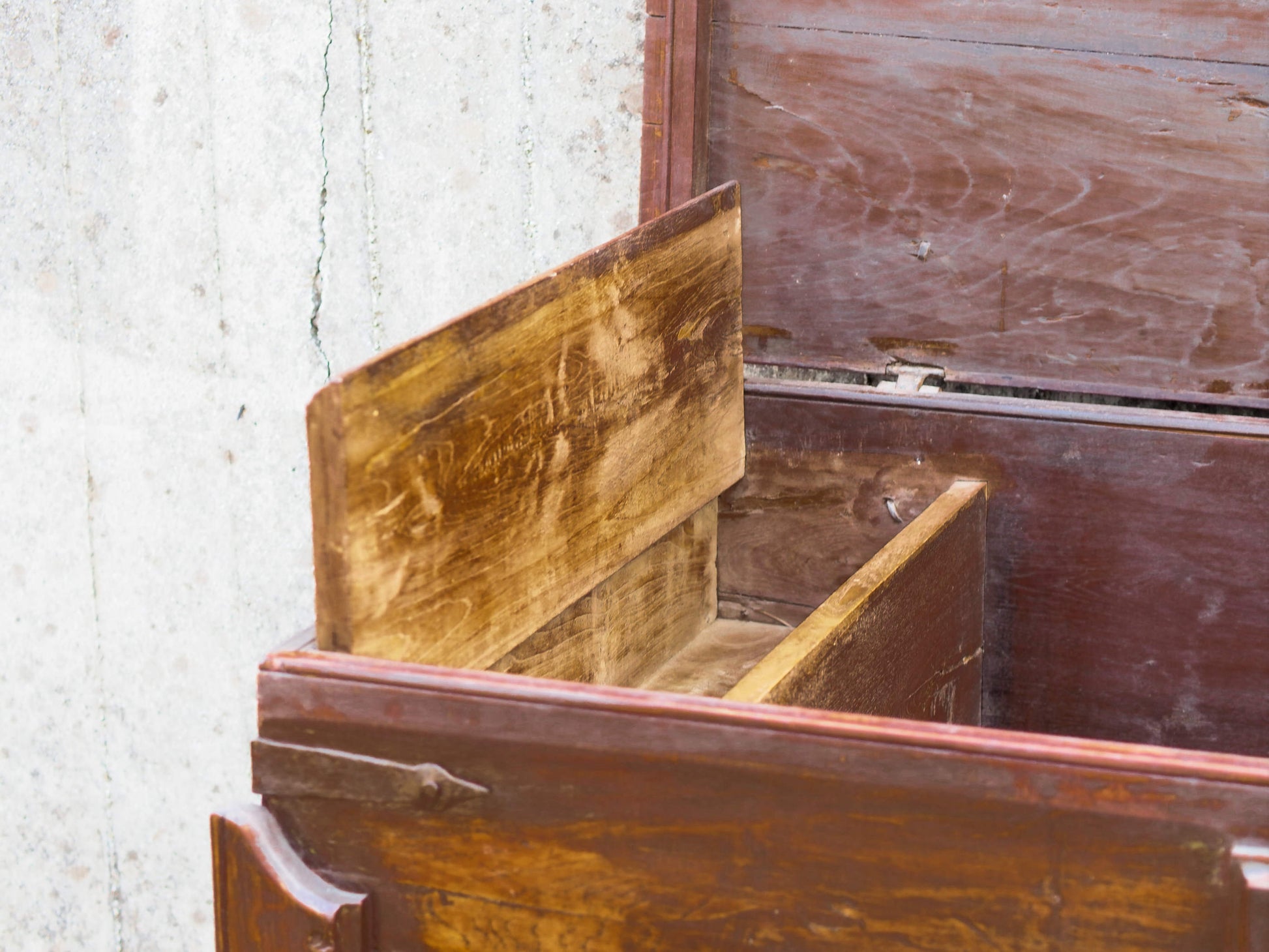 Antico baule, credenza indiana con ruote, costruita in legno di teak massello, autentico fatto a mano. Con cassetti interni e cassetto esterno, apertura superiore. Databile 1961, stato di conservazione ottimo.  dimensioni 130 x 71 h. 97 cm