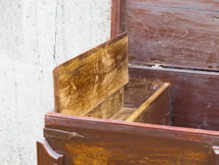 Antico baule, credenza indiana con ruote, costruita in legno di teak massello, autentico fatto a mano. Con cassetti interni e cassetto esterno, apertura superiore. Databile 1961, stato di conservazione ottimo.  dimensioni 130 x 71 h. 97 cm