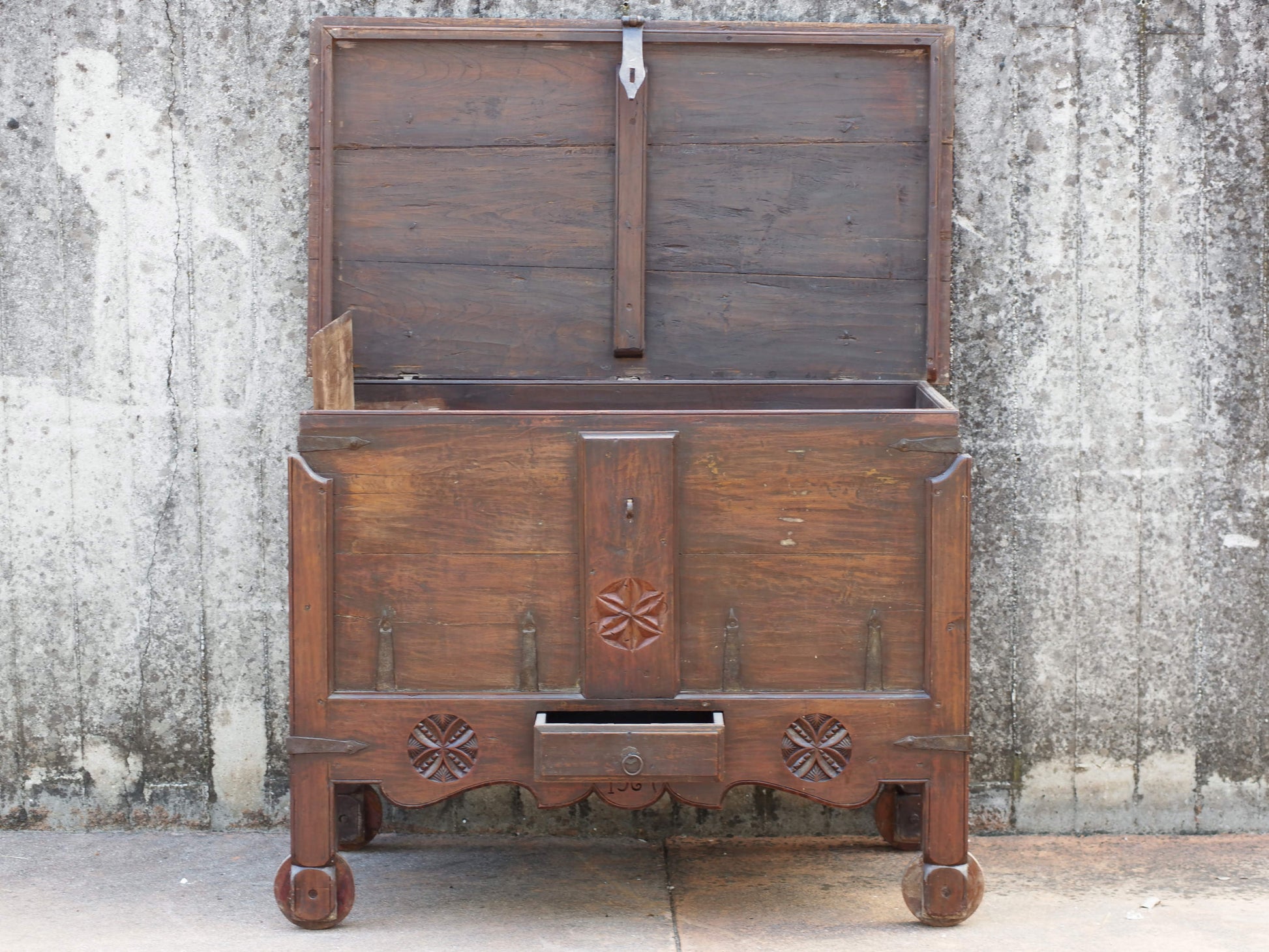 Antico baule, credenza indiana con ruote, costruita in legno di teak massello, autentico fatto a mano. Con cassetti interni e cassetto esterno, apertura superiore. Databile 1961, stato di conservazione ottimo.  dimensioni 130 x 71 h. 97 cm