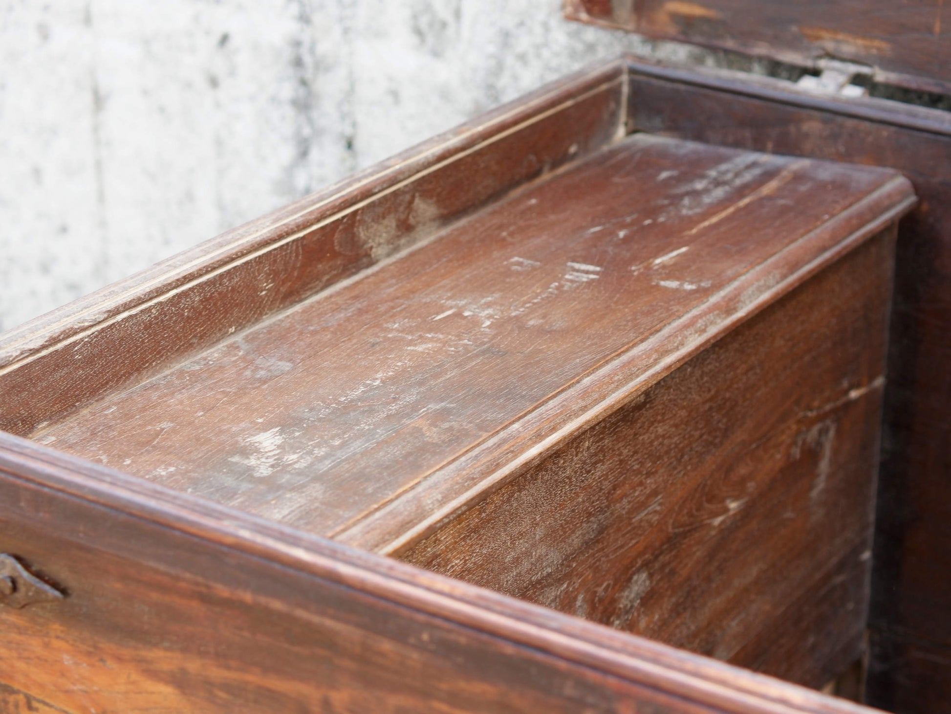 Antico baule, credenza indiana con ruote, costruita in legno di teak massello, autentico fatto a mano. Con cassetti interni e cassetto esterno, apertura superiore. Databile 1961, stato di conservazione ottimo.  dimensioni 130 x 71 h. 97 cm