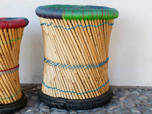Coppia seggioline, sgabelli indiani, piccoli sgabelli in bamboo e filo plastica elastico. Dimensioni diametro 43 h48cm, diametro 36 h42cm.