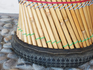 Coppia seggioline, sgabelli indiani, piccoli sgabelli in bamboo e filo plastica elastico. Dimensioni diametro 43 h48cm, diametro 36 h42cm.