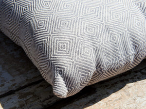 Cuscino imbottito in cotone ricamato, di colore bianco e grigio, interno in poliestere. Ricamo con disegni geometrici. Dimensioni 48x28xh10cm   per ulteriori info e foto 0039 3338778241 info@etniko.it  facebook e instagram : etnikobycrosato  shop on line : etsy : etnikobycrosato