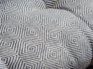 Cuscino imbottito in cotone ricamato, di colore bianco e grigio, interno in poliestere. Ricamo con disegni geometrici. Dimensioni 48x28xh10cm   per ulteriori info e foto 0039 3338778241 info@etniko.it  facebook e instagram : etnikobycrosato  shop on line : etsy : etnikobycrosato