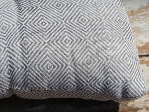 Cuscino imbottito in cotone ricamato, di colore bianco e grigio, interno in poliestere. Ricamo con disegni geometrici. Dimensioni 48x28xh10cm   per ulteriori info e foto 0039 3338778241 info@etniko.it  facebook e instagram : etnikobycrosato  shop on line : etsy : etnikobycrosato