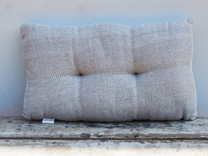 Cuscino imbottito in cotone ricamato, di colore bianco e grigio, interno in poliestere. Ricamo con disegni geometrici. Dimensioni 48x28xh10cm   per ulteriori info e foto 0039 3338778241 info@etniko.it  facebook e instagram : etnikobycrosato  shop on line : etsy : etnikobycrosato