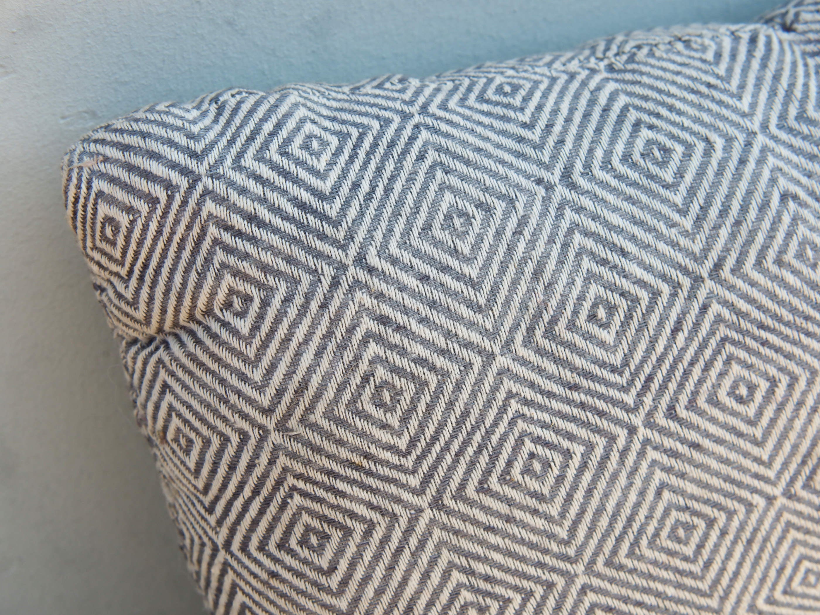 Cuscino imbottito in cotone ricamato, di colore bianco e grigio, interno in poliestere. Ricamo con disegni geometrici. Dimensioni 48x28xh10cm   per ulteriori info e foto 0039 3338778241 info@etniko.it  facebook e instagram : etnikobycrosato  shop on line : etsy : etnikobycrosato