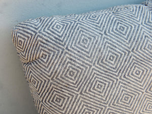 Cuscino imbottito in cotone ricamato, di colore bianco e grigio, interno in poliestere. Ricamo con disegni geometrici. Dimensioni 48x28xh10cm   per ulteriori info e foto 0039 3338778241 info@etniko.it  facebook e instagram : etnikobycrosato  shop on line : etsy : etnikobycrosato