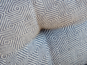 Cuscino imbottito in cotone ricamato, di colore bianco e grigio, interno in poliestere. Ricamo con disegni geometrici. Dimensioni 48x28xh10cm   per ulteriori info e foto 0039 3338778241 info@etniko.it  facebook e instagram : etnikobycrosato  shop on line : etsy : etnikobycrosato