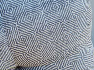 Cuscino imbottito in cotone ricamato, di colore bianco e grigio, interno in poliestere. Ricamo con disegni geometrici. Dimensioni 48x28xh10cm   per ulteriori info e foto 0039 3338778241 info@etniko.it  facebook e instagram : etnikobycrosato  shop on line : etsy : etnikobycrosato