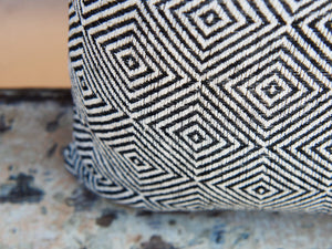 Cuscino imbottito in cotone ricamato, di colore bianco e nero, interno in poliestere. Ricamo con disegni geometrici. Dimensioni 48x28xh10cm   per ulteriori info e foto 0039 3338778241 info@etniko.it  facebook e instagram : etnikobycrosato  shop on line : etsy : etnikobycrosato
