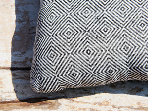 Cuscino imbottito in cotone ricamato, di colore bianco e nero, interno in poliestere. Ricamo con disegni geometrici. Dimensioni 48x28xh10cm   per ulteriori info e foto 0039 3338778241 info@etniko.it  facebook e instagram : etnikobycrosato  shop on line : etsy : etnikobycrosato