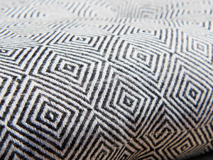 Cuscino imbottito in cotone ricamato, di colore bianco e nero, interno in poliestere. Ricamo con disegni geometrici. Dimensioni 48x28xh10cm   per ulteriori info e foto 0039 3338778241 info@etniko.it  facebook e instagram : etnikobycrosato  shop on line : etsy : etnikobycrosato