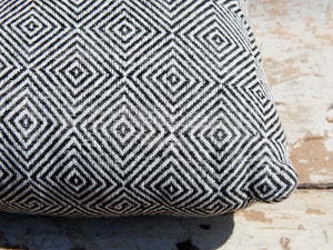 Cuscino imbottito in cotone ricamato, di colore bianco e nero, interno in poliestere. Ricamo con disegni geometrici. Dimensioni 48x28xh10cm   per ulteriori info e foto 0039 3338778241 info@etniko.it  facebook e instagram : etnikobycrosato  shop on line : etsy : etnikobycrosato