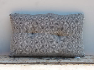 Cuscino imbottito in cotone ricamato, di colore bianco e nero, interno in poliestere. Ricamo con disegni geometrici. Dimensioni 48x28xh10cm   per ulteriori info e foto 0039 3338778241 info@etniko.it  facebook e instagram : etnikobycrosato  shop on line : etsy : etnikobycrosato