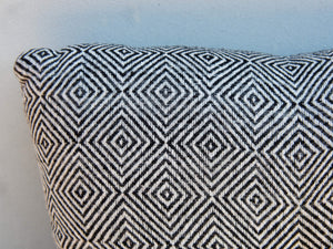 Cuscino imbottito in cotone ricamato, di colore bianco e nero, interno in poliestere. Ricamo con disegni geometrici. Dimensioni 48x28xh10cm   per ulteriori info e foto 0039 3338778241 info@etniko.it  facebook e instagram : etnikobycrosato  shop on line : etsy : etnikobycrosato