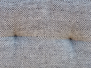Cuscino imbottito in cotone ricamato, di colore bianco e nero, interno in poliestere. Ricamo con disegni geometrici. Dimensioni 48x28xh10cm   per ulteriori info e foto 0039 3338778241 info@etniko.it  facebook e instagram : etnikobycrosato  shop on line : etsy : etnikobycrosato