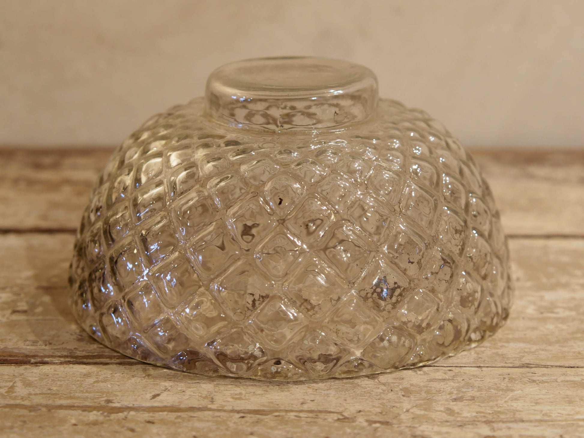 Ciotola in vetro decorato a rilievo. Lavorata artigialmente. Dimensioni Diametro 20 h10cm.  per ulteriori info... info@etniko.it 0039 3338778241 whatsapp. www.etniko.it instagram , facebook, etsy : etnikobycrosato
