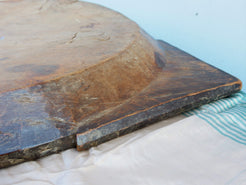 piatto in legno con manico ricavato da un unico tronco di legno. usato in principio come piatto , setaccio per esiccare i cereali . tronco unico di teak massello databile inizio / metà 900 .  dimensioni 75x54xh6cm.   disponibili vari modelli , contattare per info ed ulteriori foto info@etniko.it 0039 3338778241 fb/ig : etnikobycrosato