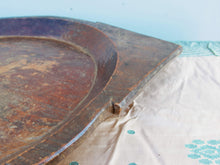 Carica l&#39;immagine nel visualizzatore di Gallery, piatto in legno con manico ricavato da un unico tronco di legno. usato in principio come piatto , setaccio per esiccare i cereali . tronco unico di teak massello databile inizio / metà 900 .  dimensioni 75x54xh6cm.   disponibili vari modelli , contattare per info ed ulteriori foto info@etniko.it 0039 3338778241 fb/ig : etnikobycrosato