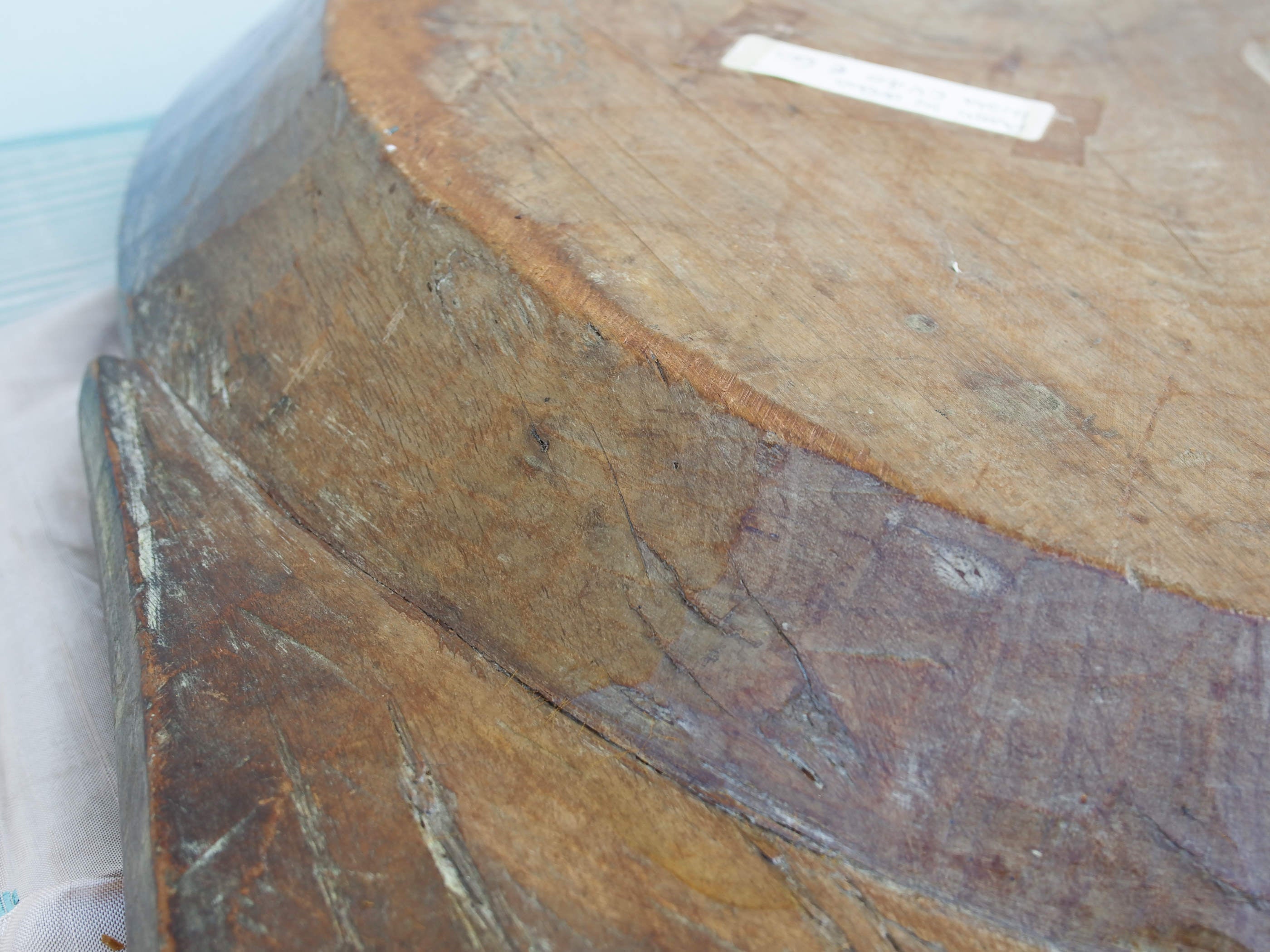 piatto in legno con manico ricavato da un unico tronco di legno. usato in principio come piatto , setaccio per esiccare i cereali . tronco unico di teak massello databile inizio / metà 900 .  dimensioni 75x54xh6cm.   disponibili vari modelli , contattare per info ed ulteriori foto info@etniko.it 0039 3338778241 fb/ig : etnikobycrosato
