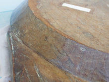 Carica l&#39;immagine nel visualizzatore di Gallery, piatto in legno con manico ricavato da un unico tronco di legno. usato in principio come piatto , setaccio per esiccare i cereali . tronco unico di teak massello databile inizio / metà 900 .  dimensioni 75x54xh6cm.   disponibili vari modelli , contattare per info ed ulteriori foto info@etniko.it 0039 3338778241 fb/ig : etnikobycrosato