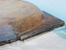 Carica l&#39;immagine nel visualizzatore di Gallery, piatto in legno con manico ricavato da un unico tronco di legno. usato in principio come piatto , setaccio per esiccare i cereali . tronco unico di teak massello databile inizio / metà 900 .  dimensioni 75x54xh6cm.   disponibili vari modelli , contattare per info ed ulteriori foto info@etniko.it 0039 3338778241 fb/ig : etnikobycrosato