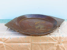Carica l&#39;immagine nel visualizzatore di Gallery, piatto in legno con manico ricavato da un unico tronco di legno. usato in principio come piatto , setaccio per esiccare i cereali . tronco unico di teak massello databile inizio / metà 900 .  dimensioni 75x54xh6cm.   disponibili vari modelli , contattare per info ed ulteriori foto info@etniko.it 0039 3338778241 fb/ig : etnikobycrosato