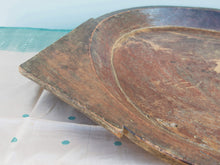Carica l&#39;immagine nel visualizzatore di Gallery, piatto in legno con manico ricavato da un unico tronco di legno. usato in principio come piatto , setaccio per esiccare i cereali . tronco unico di teak massello databile inizio / metà 900 .  dimensioni 75x54xh6cm.   disponibili vari modelli , contattare per info ed ulteriori foto info@etniko.it 0039 3338778241 fb/ig : etnikobycrosato