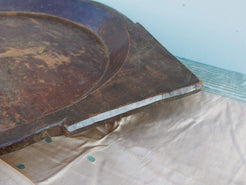 piatto in legno con manico ricavato da un unico tronco di legno. usato in principio come piatto , setaccio per esiccare i cereali . tronco unico di teak massello databile inizio / metà 900 .  dimensioni 75x54xh6cm.   disponibili vari modelli , contattare per info ed ulteriori foto info@etniko.it 0039 3338778241 fb/ig : etnikobycrosato
