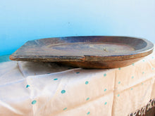 Carica l&#39;immagine nel visualizzatore di Gallery, piatto in legno con manico ricavato da un unico tronco di legno. usato in principio come piatto , setaccio per esiccare i cereali . tronco unico di teak massello databile inizio / metà 900 .  dimensioni 75x54xh6cm.   disponibili vari modelli , contattare per info ed ulteriori foto info@etniko.it 0039 3338778241 fb/ig : etnikobycrosato
