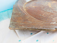 Carica l&#39;immagine nel visualizzatore di Gallery, piatto in legno con manico ricavato da un unico tronco di legno. usato in principio come piatto , setaccio per esiccare i cereali . tronco unico di teak massello databile inizio / metà 900 .  dimensioni 75x54xh6cm.   disponibili vari modelli , contattare per info ed ulteriori foto info@etniko.it 0039 3338778241 fb/ig : etnikobycrosato