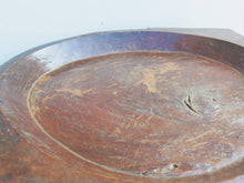 Carica l&#39;immagine nel visualizzatore di Gallery, piatto in legno con manico ricavato da un unico tronco di legno. usato in principio come piatto , setaccio per esiccare i cereali . tronco unico di teak massello databile inizio / metà 900 .  dimensioni 75x54xh6cm.   disponibili vari modelli , contattare per info ed ulteriori foto info@etniko.it 0039 3338778241 fb/ig : etnikobycrosato