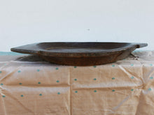 Carica l&#39;immagine nel visualizzatore di Gallery, piatto in legno con manico ricavato da un unico tronco di legno. usato in principio come piatto , setaccio per esiccare i cereali . tronco unico di teak massello databile inizio / metà 900 .  dimensioni 75x54xh6cm.   disponibili vari modelli , contattare per info ed ulteriori foto info@etniko.it 0039 3338778241 fb/ig : etnikobycrosato