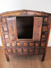 Carica l&#39;immagine nel visualizzatore di Gallery, Antica Credenza Indiana Di Origine Rurale A 2 Ante Centrali In Legno Di Teak E Metallo Cesellato. Unico E Conservato Perfettamente , Proveniente Dal Sud Dell&#39;India E&#39; Databile Fine &#39;800 Primi &#39;900. Dimensioni 105x63xh135cm.