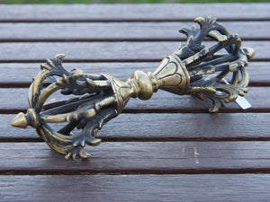 dorje tibetano in metallo , ottone rame . lavorato artigianalmente .  25 x 9x 9 cm peso 977gr