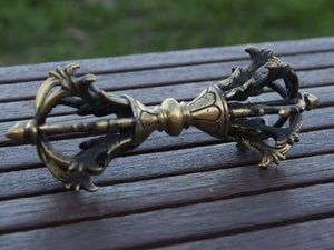 dorje tibetano in metallo , ottone rame . lavorato artigianalmente .  25 x 9x 9 cm peso 977gr
