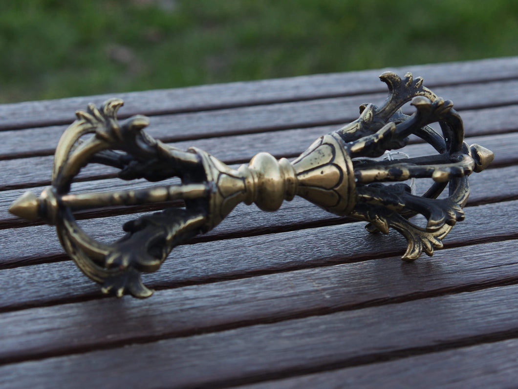 dorje tibetano in metallo , ottone rame . lavorato artigianalmente .  25 x 9x 9 cm peso 977gr
